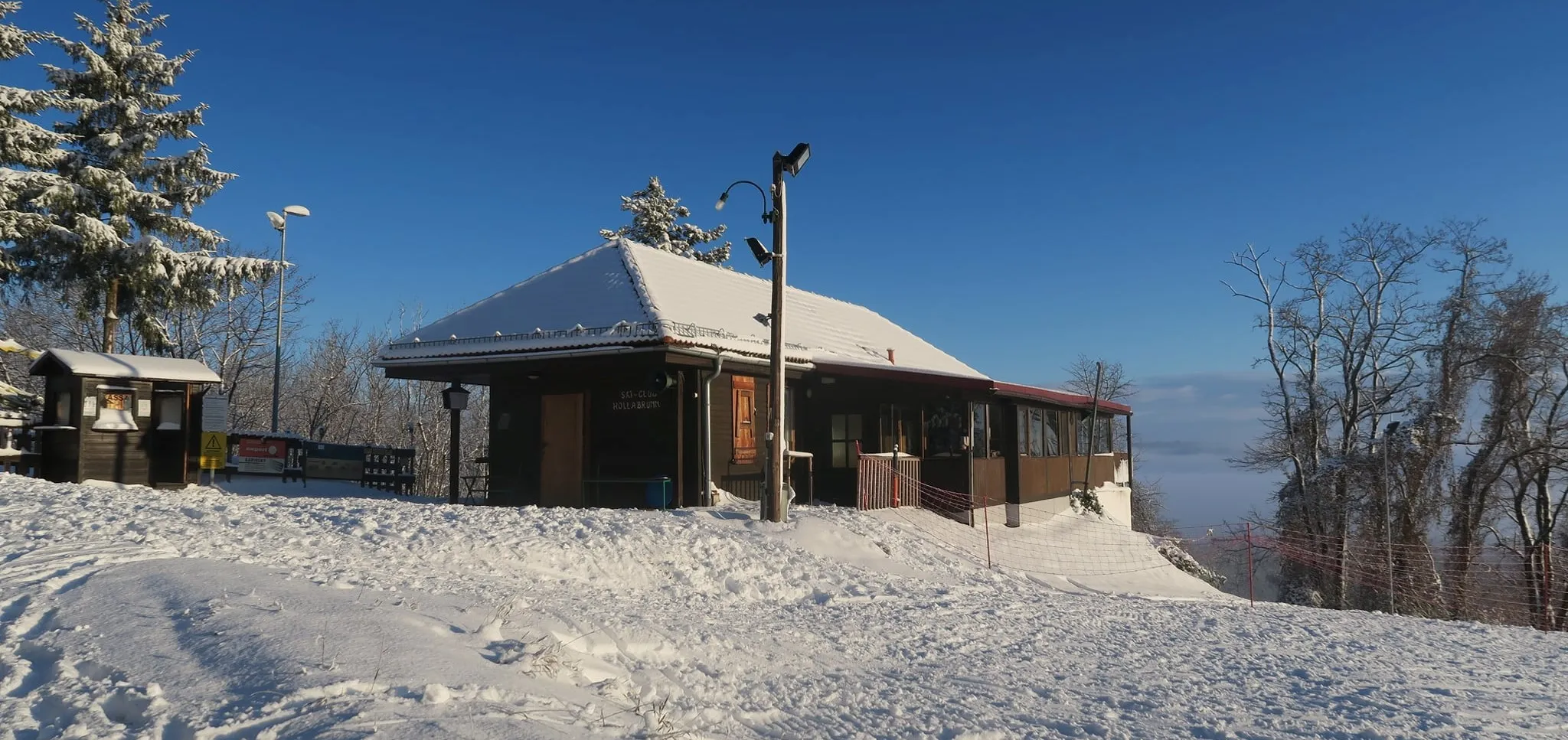 Skihütte im Winter