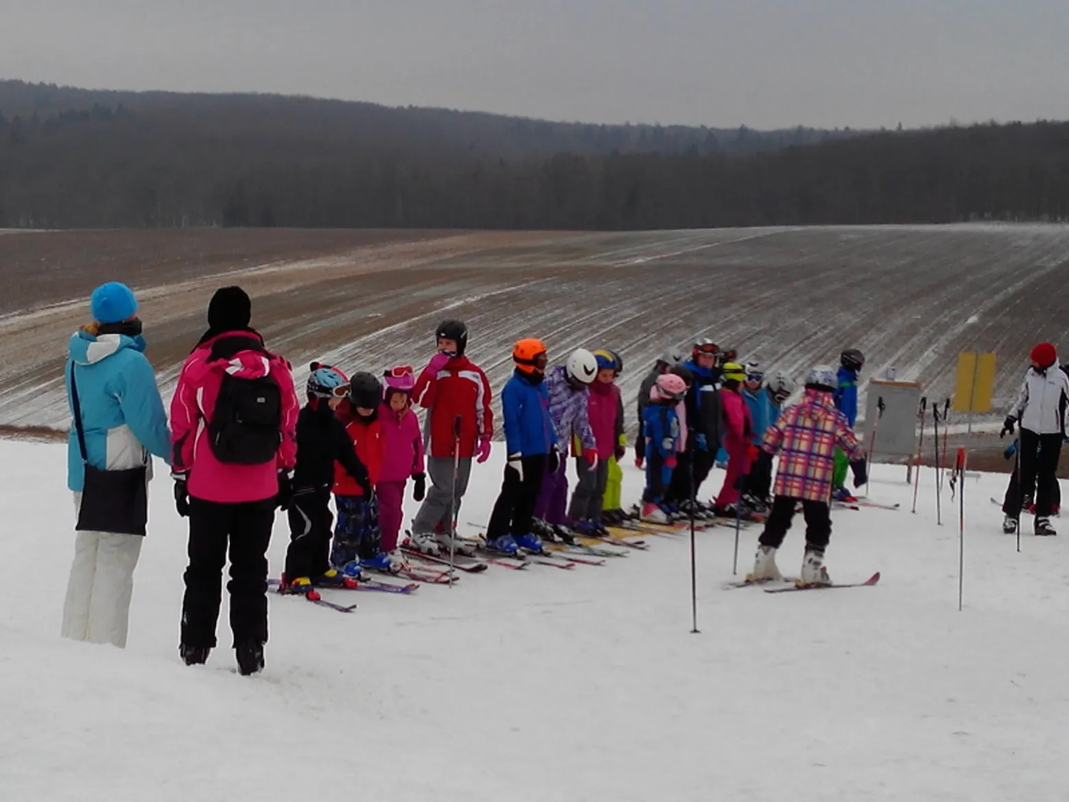Kinder beim Skikurs am Fahndorfer Berg